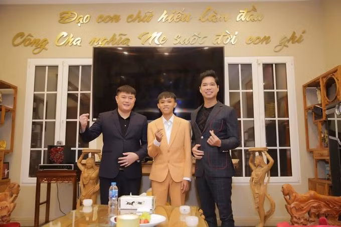 Từ trái qua: "Bầu" Thụy, ca sĩ Hồ Văn Cường và danh ca Ngọc Sơn (Ảnh: Facebook nhân vật).