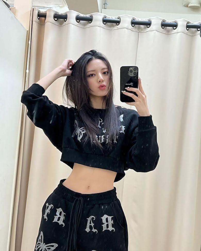 5. Yuna (ITZY): Dân mạng không ít lần khen ngợi vòng eo thon nhỏ, săn chắc của nữ idol sinh năm 2003.