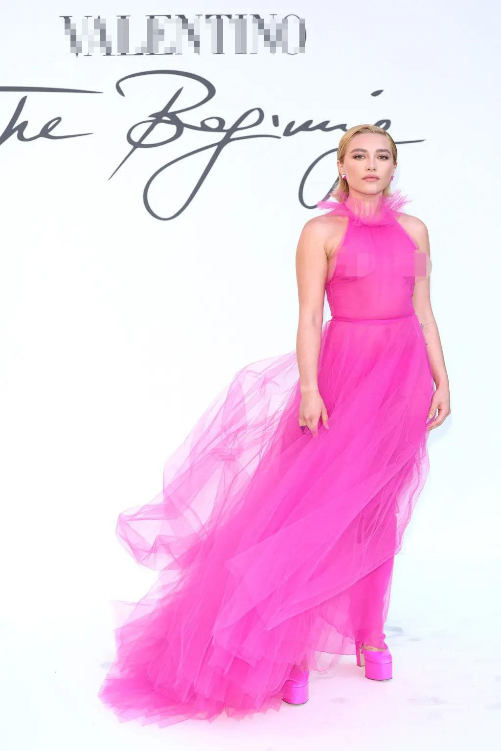 Florence Pugh nổi bật tại show thời trang ở Ý.