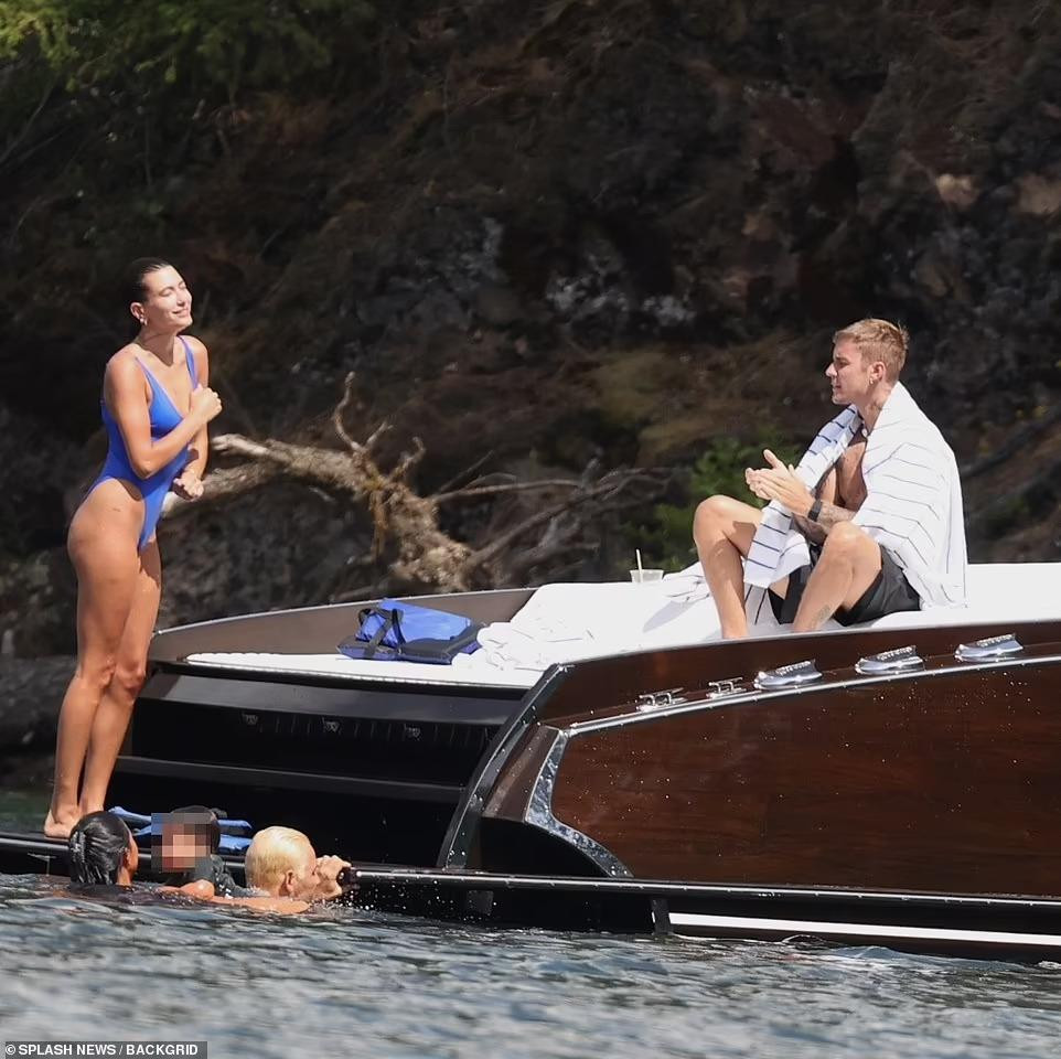 Siêu mẫu nội y sinh năm 1996 khoe vóc dáng săn chắc, nuột nà trong chiếc áo tắm một mảnh khoét hông táo bạo. Trong khi đó, "Hoàng tử nhạc Pop" mặc quần đùi đen để lộ thân trên kín hình xăm.