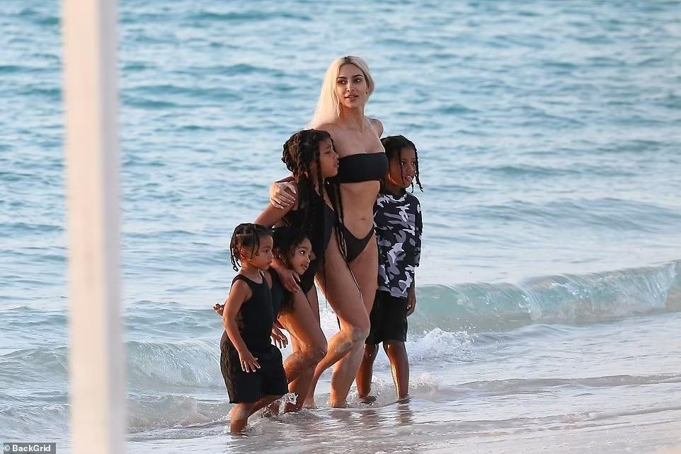 Kim Kardashian cùng gia đình đang trong kỳ nghỉ ở quần đảo Turks and Caicos (Vương quốc Anh). Mới đây, cánh săn ảnh phát hiện nữ tỷ phú 8x dẫn theo 4 con đi tắm biển và chụp hình.
