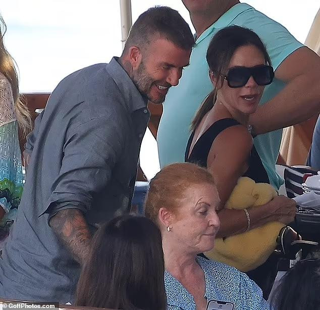 Trong ngày 18/7, ông bà Beckham có hẹn ăn trưa với bà Sarah Ferguson, vợ cũ của Hoàng tử Andrew, Công tước xứ York - con trai thứ ba của Nữ vương Elizabeth II và Thân vương Philip, tại nhà hàng ven biển ở Nerano.