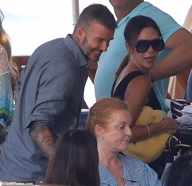 Trong ngày 18/7, ông bà Beckham có hẹn ăn trưa với bà Sarah Ferguson, vợ cũ của Hoàng tử Andrew, Công tước xứ York - con trai thứ ba của Nữ vương Elizabeth II và Thân vương Philip, tại nhà hàng ven biển ở Nerano.
