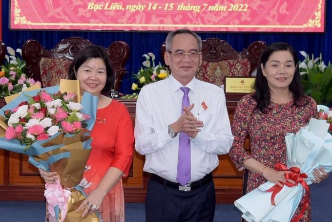 Bà Cao Xuân Thu Vân (trái) được miễn nhiệm chức vụ Phó Chủ tịch UBND tỉnh Bạc Liêu, để nhận nhiệm vụ mới ở Hội Nông dân Việt Nam. Ảnh: Dân trí Bà Cao Xuân Thu Vân (trái) được miễn nhiệm chức vụ Phó Chủ tịch UBND tỉnh Bạc Liêu, để nhận nhiệm vụ mới ở Hội Nông dân Việt Nam. Ảnh: Dân trí