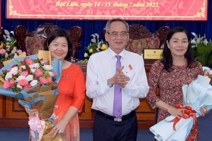 Bà Cao Xuân Thu Vân (trái) được miễn nhiệm chức vụ Phó Chủ tịch UBND tỉnh Bạc Liêu, để nhận nhiệm vụ mới ở Hội Nông dân Việt Nam. Ảnh: Dân trí Bà Cao Xuân Thu Vân (trái) được miễn nhiệm chức vụ Phó Chủ tịch UBND tỉnh Bạc Liêu, để nhận nhiệm vụ mới ở Hội Nông dân Việt Nam. Ảnh: Dân trí