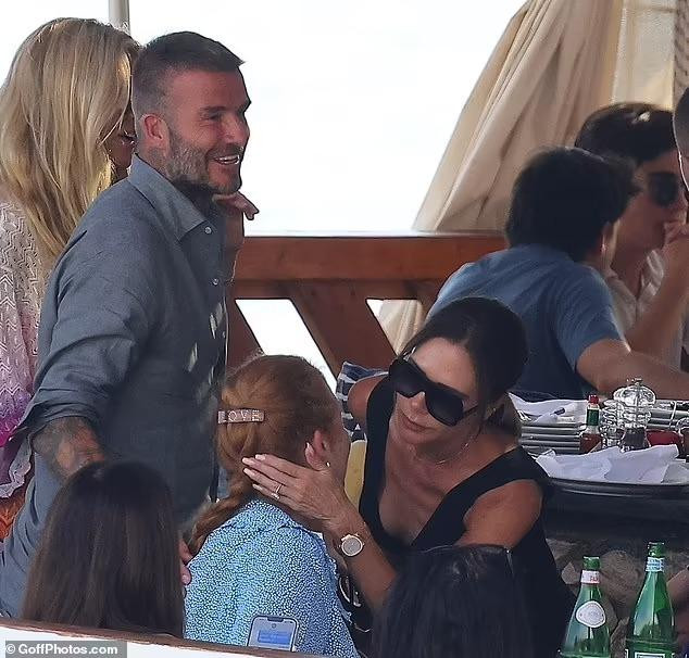 Victoria Beckham hôn lên má người bạn vong niên để chào tạm biệt trước khi rời đi.