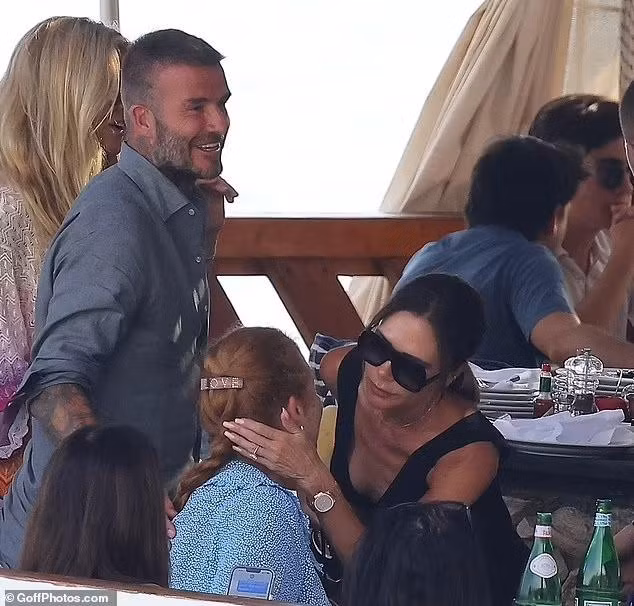 Victoria Beckham hôn lên má người bạn vong niên để chào tạm biệt trước khi rời đi.