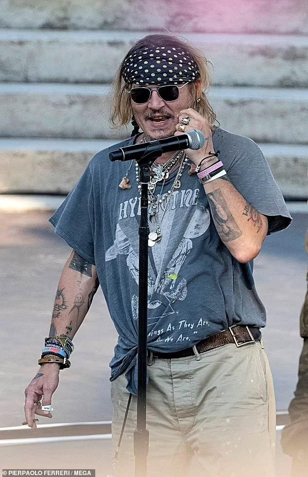 Depp và mỹ nhân tóc đỏ chỉ có quan hệ công việc, không có gì "lãng mạn". Depp và mỹ nhân tóc đỏ chỉ có quan hệ công việc, không có gì "lãng mạn".