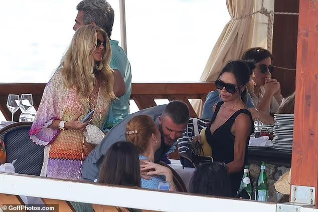 Ông bà Beckham và cựu Công tước phu nhân xứ York có mối quan hệ thân thiết lâu năm. Thậm chí, bà Sarah và chồng cũ từng tổ chức một bữa tiệc trà để kỷ niệm sinh nhật lần thứ 6 cho Harper Seven tại Cung điện Buckingham. Trong bữa tiệc đó, Harper Seven và bạn bè được mặc trang phục công chúa và gặp gỡ với Công chúa Eugenie - con gái út của Công tước xứ York và bà Sarah.