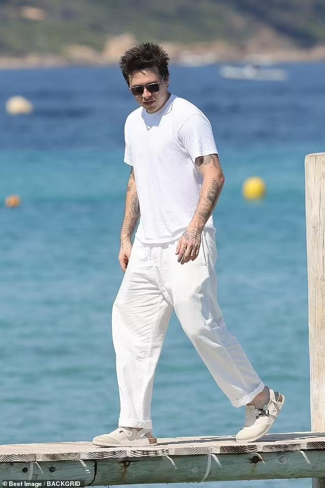 Cậu cả nhà Beckham trông bảnh bao, khỏe khoắn với set đồ trắng, lộ hình xăm kín hai tay.