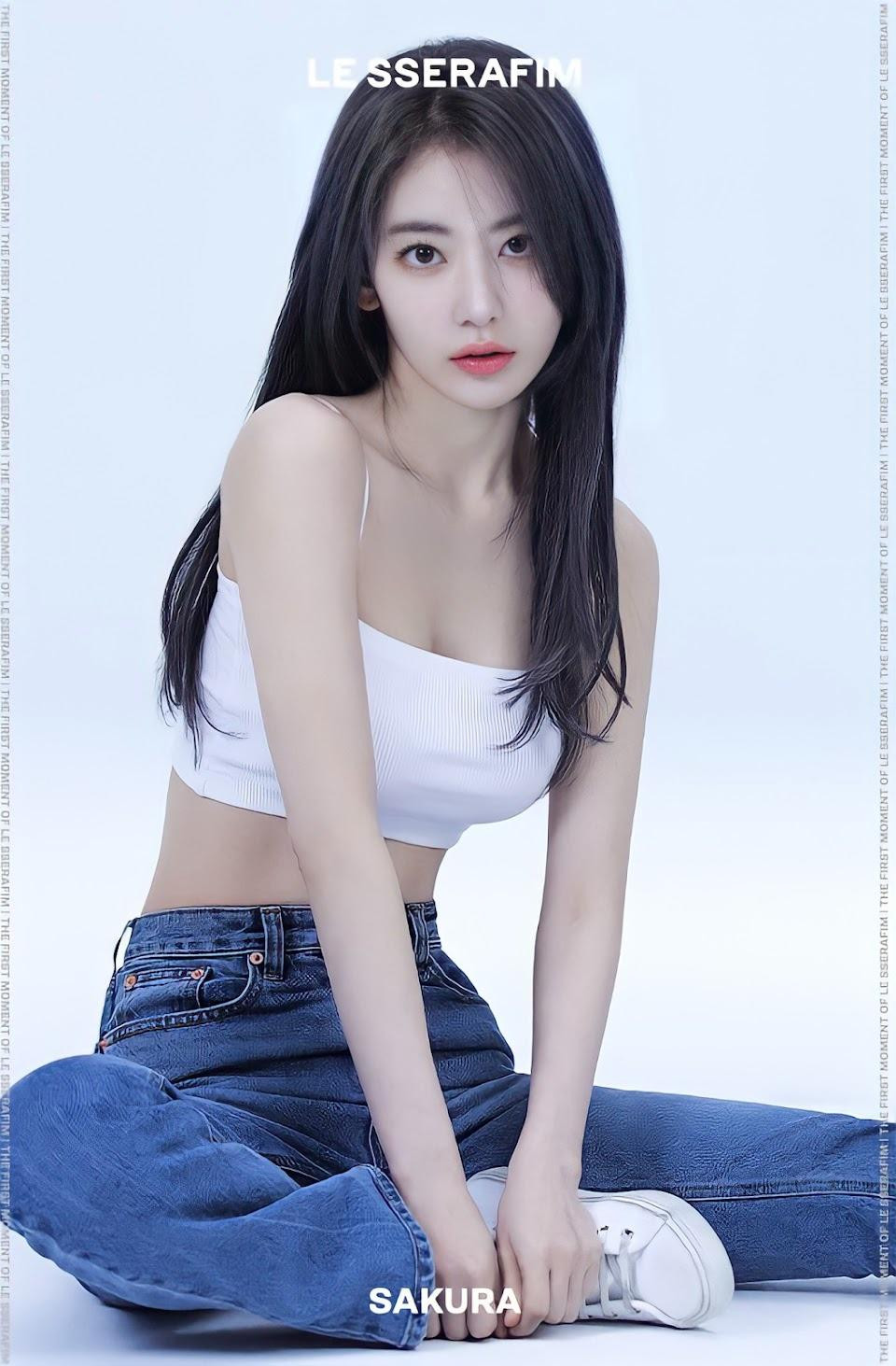 Người đẹp nhóm "em gái của BTS" từng gây "bão" với hình ảnh dùng kim băng để giữ lưng quần không bị tuột.