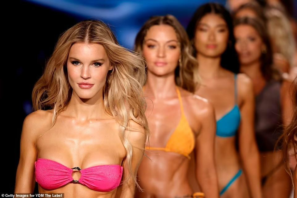 Hôm 17/7, Joy Corrigan dẫn đầu dàn người mẫu trình diễn catwalk bikini cho thương hiệu áo tắm có tiếng của Úc ở thành phố biển Miami, Florida, Mỹ.