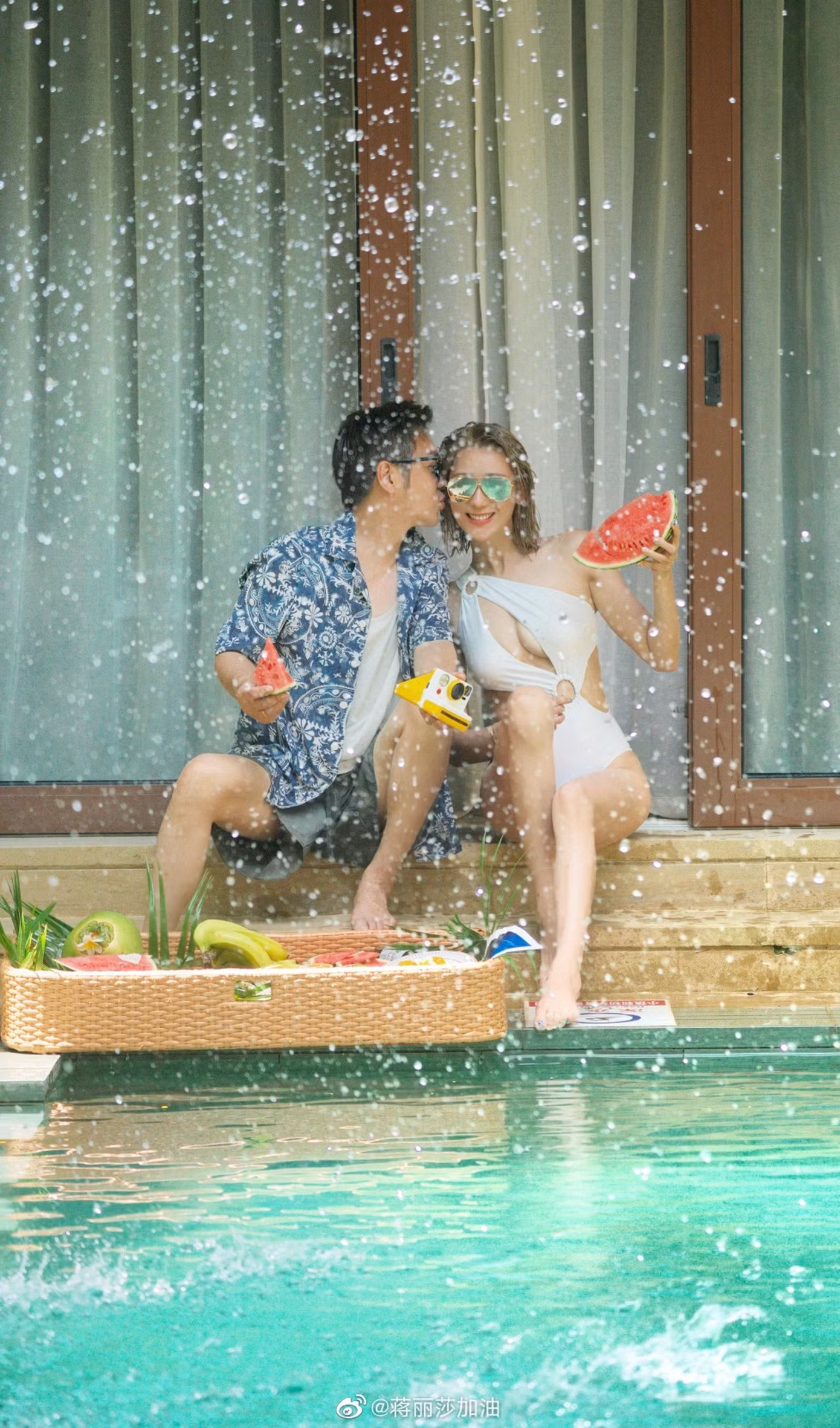 Chàng "Đoàn Dự" cũng không kém cạnh vợ về độ trẻ trung. Anh chỉ như mới ngoài ba mươi dù đã 53 tuổi. Một trong những bí quyết của nam diễn viên 6x là can thiệp thẩm mỹ. Anh từng tiết lộ, đã tiêm botox, filler, chỉnh sửa lông mày, căng da mặt và nhấn mí.