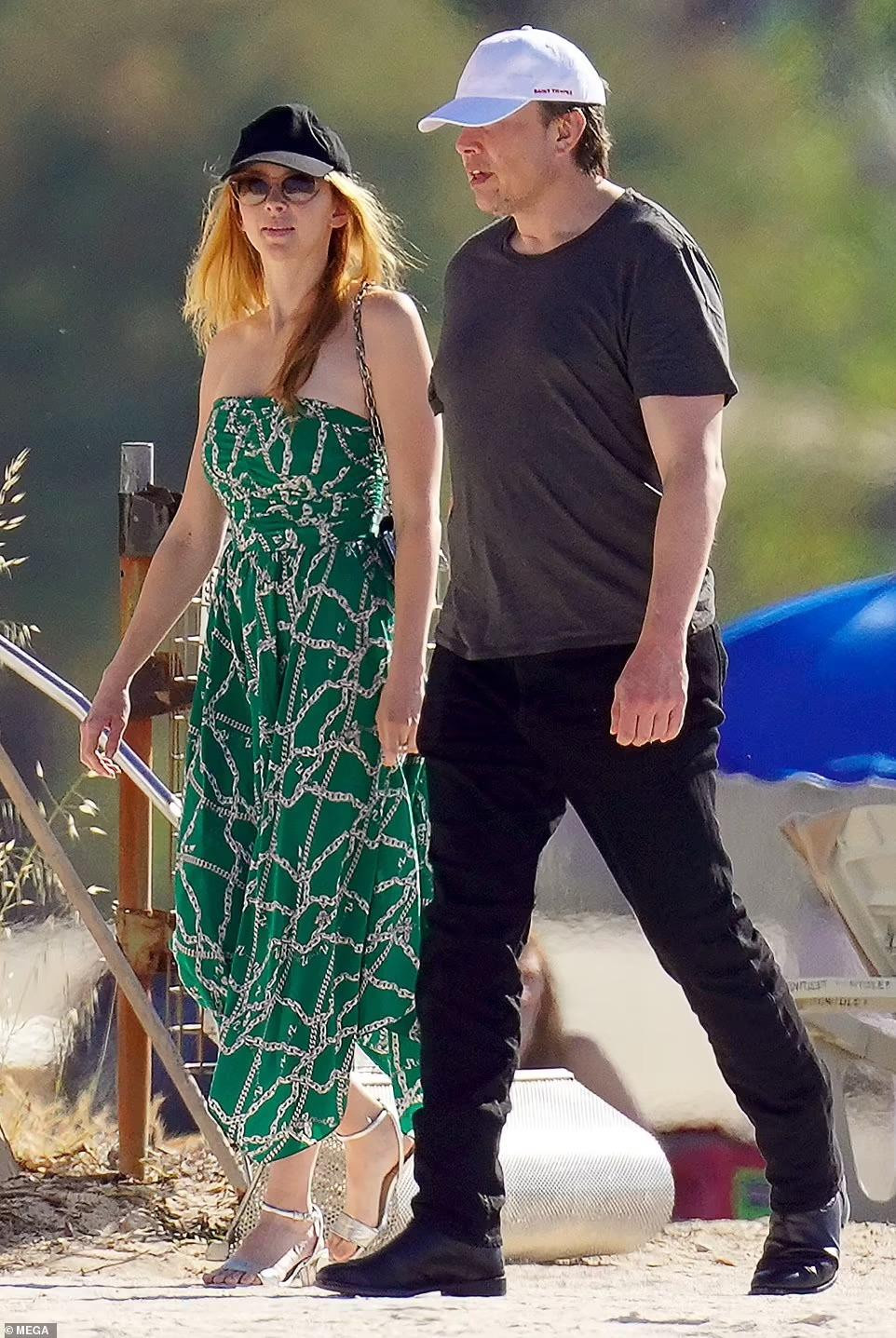 Về đời tư, Elon Musk được cho là đang qua lại với nữ diễn viên người Úc kém 23 tuổi Natasha Bassett. Hai người gặp gỡ nhau trên mạng xã hội ở Los Angeles và từng đi nghỉ cùng nhau tại khách sạn Cheval Blanc ở St Tropez (Pháp).