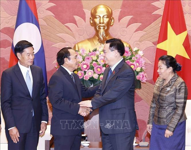 Chủ tịch Quốc hội Vương Đình Huệ và Thường trực Ban Bí thư Lào Bounthong Chitmany tại buổi tiếp. Ảnh: Doãn Tấn/TTXVN Chủ tịch Quốc hội Vương Đình Huệ và Thường trực Ban Bí thư Lào Bounthong Chitmany tại buổi tiếp. Ảnh: Doãn Tấn/TTXVN