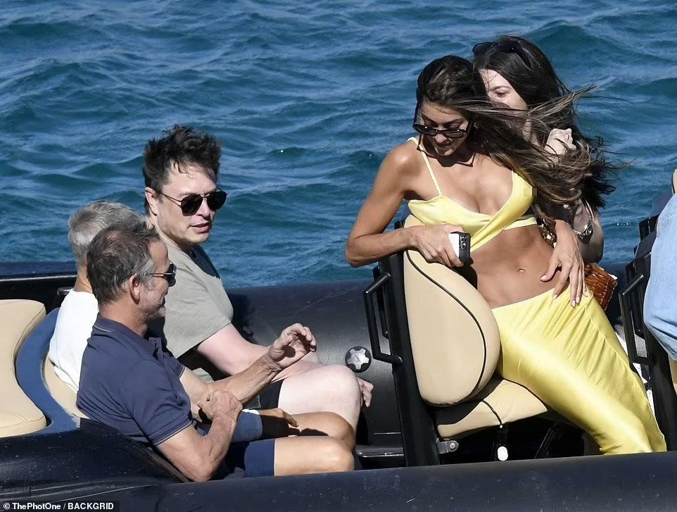 Tuy nhiên, hồi tháng 5, người con chuyển giới Xavier Alexander Musk đã đệ đơn xin đổi họ và cắt đứt quan hệ với người cha giàu có vì ông từng có quan điểm kỳ thị cộng đồng LGBTQ+.