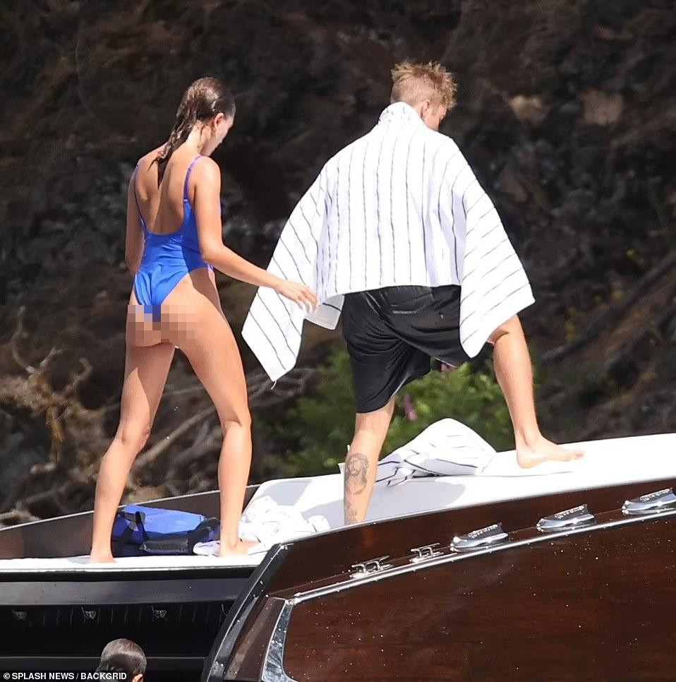 Nam ca sĩ 28 tuổi đang trong thời gian nghỉ ngơi, điều dưỡng sức khỏe. Trước đó, anh buộc phải tạm dừng chuyến lưu diễn thế giới Justice World Tour vì bị liệt nửa mặt do hội chứng Ramsay Hunt.