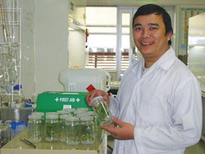 Nghiên cứu sinh Cao Đình Hùng trong phòng thí nghiệm tại Úc. Ảnh: nhân vật cung cấp