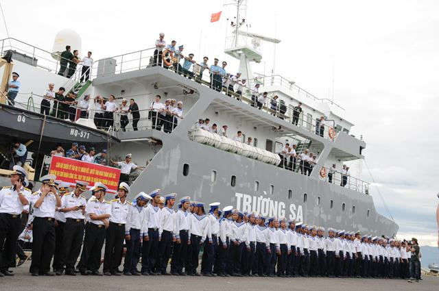 Những chuyến tàu nay sẽ mang theo quà Tết và các nhu yếu phẩm ra tặng cán bộ, chiến sĩ và nhân dân quần đảo Trường Sa