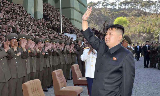 Lãnh đạo Triều Tiên Kim Jong un trước đông đảo sỹ quan quân đội