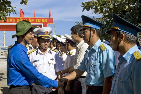 Tham gia đón các đoàn đại biểu lên thăm đảo Trường Sa Lớn. Tham gia đón các đoàn đại biểu lên thăm đảo Trường Sa Lớn