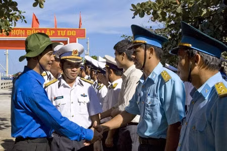 Tham gia đón các đoàn đại biểu lên thăm đảo Trường Sa Lớn