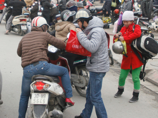Phần lớn trong số họ là học sinh sinh viên trở lại thủ đô sau kỳ nghỉ Tết