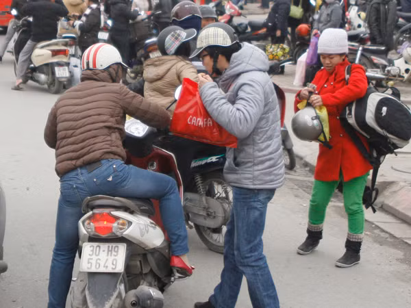 Phần lớn trong số họ là học sinh sinh viên trở lại thủ đô sau kỳ nghỉ Tết