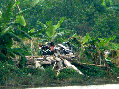 Ngôi nhà trông coi đầm, nơi ẩn nấp của các đối tượng đã bị kéo sập (chụp chiều 6-1). Ảnh: Phạm Duẩn.