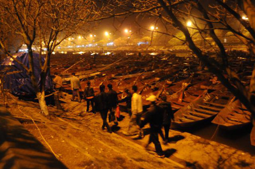 Du khách xuống thuyền đi vào chùa Hương từ sáng sớm. Ảnh: Tuấn Nguyễn