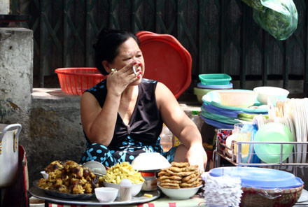 Bà chủ quán hàng ăn trên vỉa hè phố Lương Ngọc Quyến