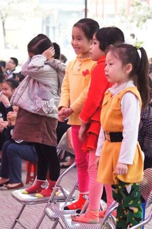 Không đủ cao nên các khán giả nhí là con của các thầy cô giáo trường THCS Đà Nẵng chăm chú theo dõi cuộc thi bằng cách đứng trên ghế