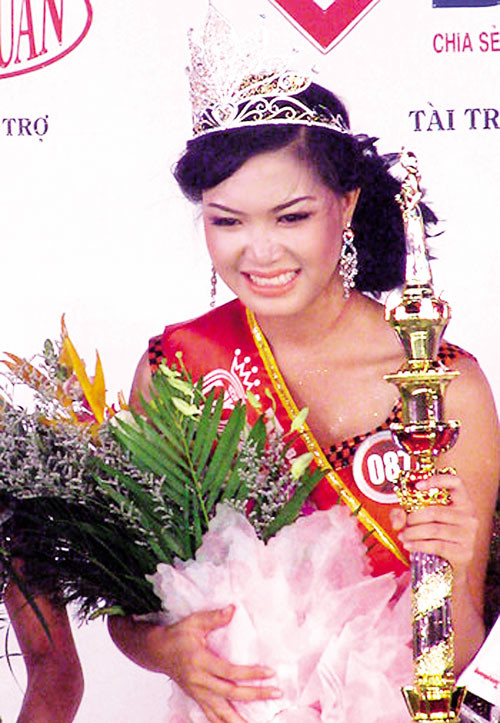 Thùy Dung khi đăng quang Hoa hậu VN 2008