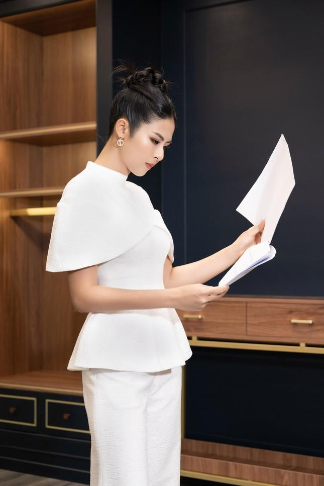 Ngọc Hân tất bật với công việc trước đám cưới. Ngọc Hân tất bật với công việc trước đám cưới.