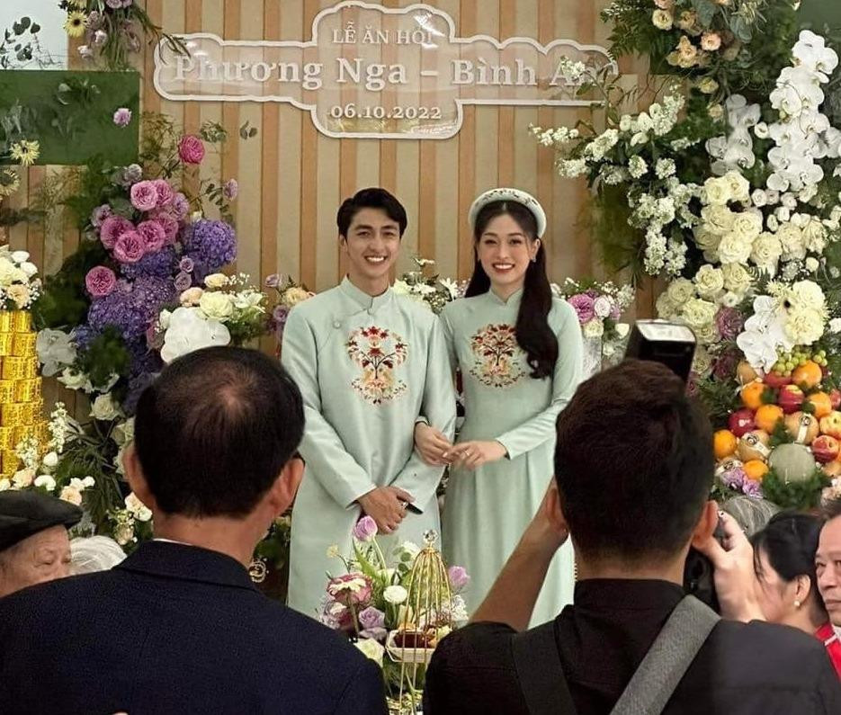 Phương Nga - Bình An diện áo dài xanh trong lễ ăn hỏi.