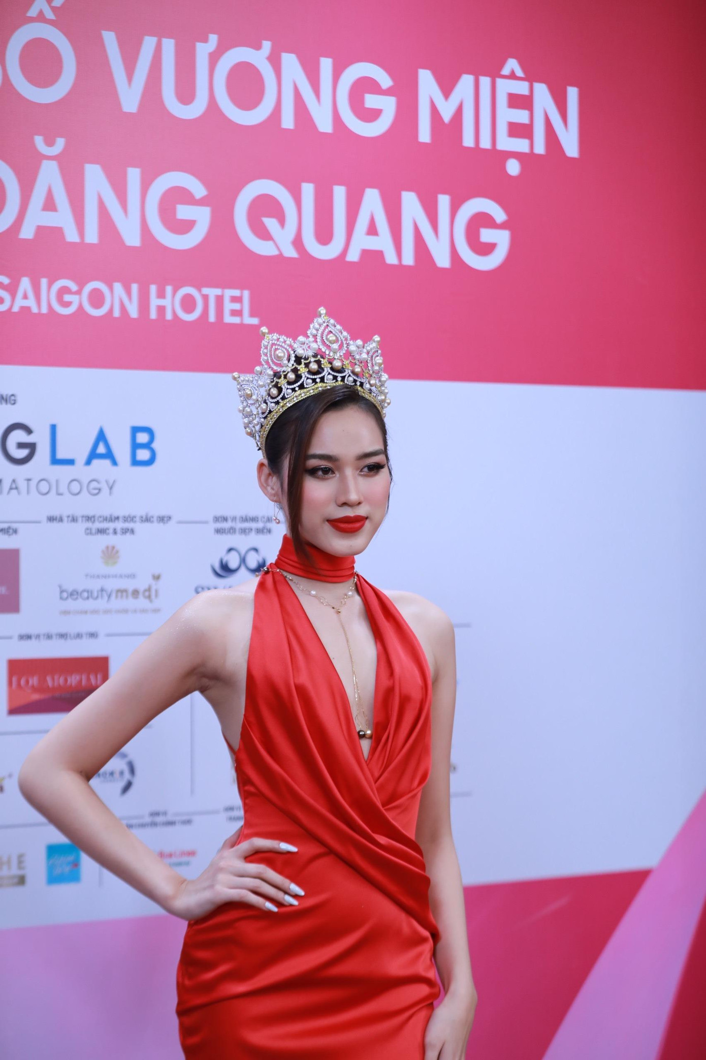 Hoa hậu Đỗ Thị Hà diện váy kiểu cổ yếm, tông màu đỏ nổi bật, khoe vòng 1 quyến rũ. Hoa hậu Đỗ Thị Hà diện váy kiểu cổ yếm, tông màu đỏ nổi bật, khoe vòng 1 quyến rũ.