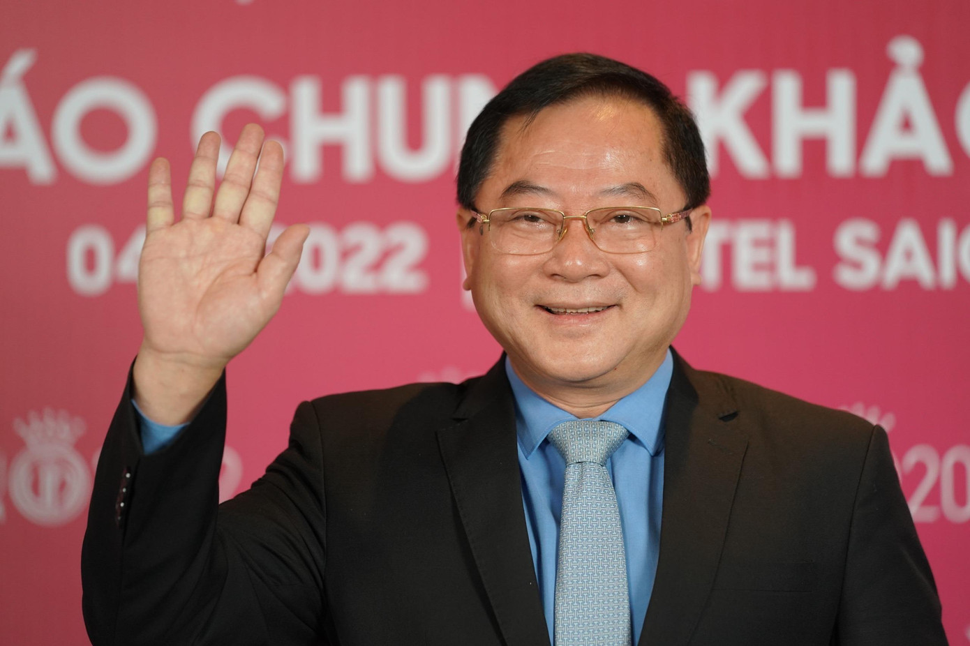 Họp báo chung khảo toàn quốc diễn ra sáng 4/11 tại TP.HCM. Ông Lê Xuân Sơn - Tổng biên tập Báo Tiền Phong, Trưởng ban tổ chức, trưởng ban giám khảo cuộc thi Hoa hậu Việt Nam - có mặt tại buổi họp báo để trả lời báo chí về tiêu chí chấm thi. Trước đó, tại vòng sơ khảo khu vực phía Nam, nhà báo Lê Xuân Sơn khẳng định ban tổ chức, giám khảo Hoa hậu Việt Nam luôn bám sát tiêu chí, làm việc nghiêm túc và khách quan. “Hoa hậu Việt Nam là cuộc thi mà không ai có thể can thiệp, tác động kết quả cuối cùng ngoài việc phải căn cứ vào yếu tố chuyên môn, phẩm chất của thí sinh. Ban giám khảo gồm 7 người, đều là nhân vật có uy tín, đến từ nhiều lĩnh vực khác nhau. Chúng tôi cam kết về tính khách quan, minh bạch của cuộc thi”, ông Lê Xuân Sơn nói.