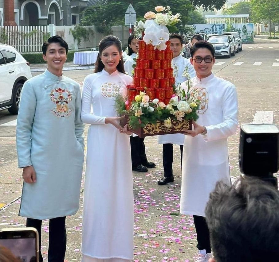 Hoa hậu Việt Nam Đỗ Thị Hà có mặt sớm trong dàn bê lễ ở đám hỏi Phương Nga.