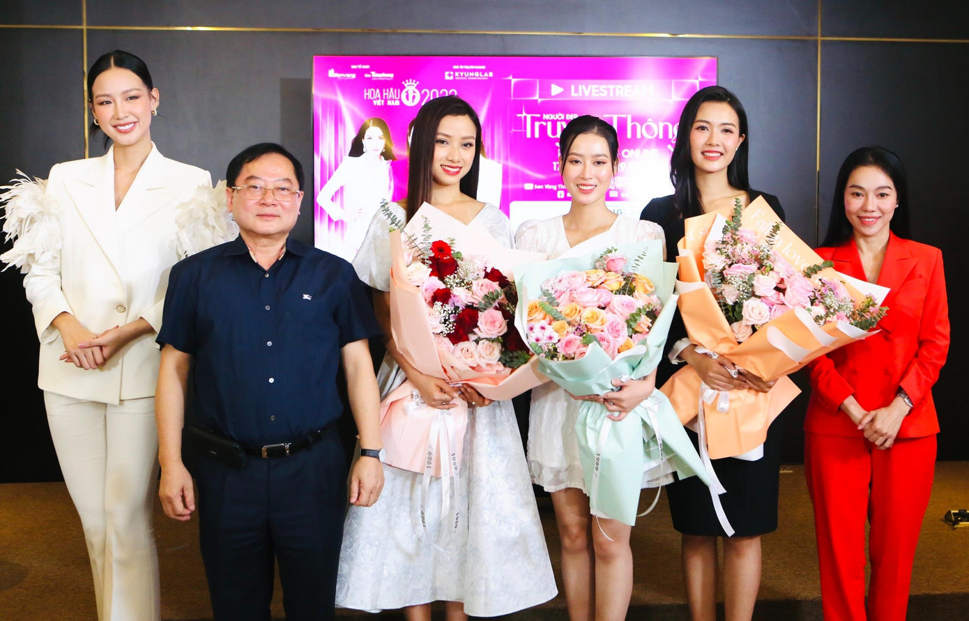 Trưởng ban tổ chức, Trưởng ban giám khảo - nhà báo Lê Xuân Sơn, bà Phạm Kim Dung, Hoa hậu Bảo Ngọc chụp ảnh cùng các thí sinh top 3.