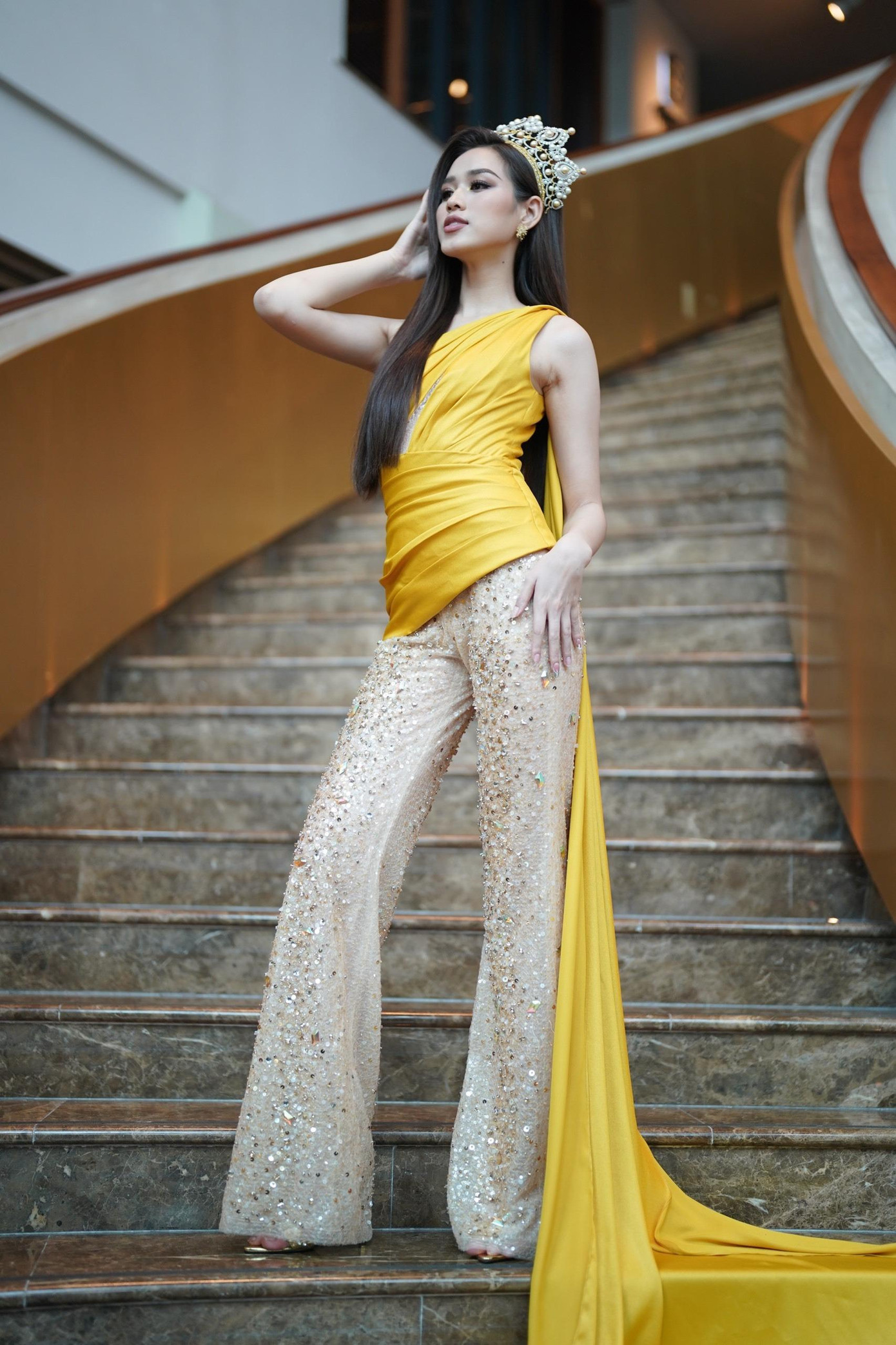 Đương kim Hoa hậu Việt Nam Đỗ Thị Hà gây ấn tượng với thiết kế áo liền quần ấn tượng. Người đẹp sinh năm 2001 dự họp báo chung khảo Hoa hậu Việt Nam 2022 với chiếc vương miện lấy cảm hứng từ chủ đề Thập kỷ hương sắc.