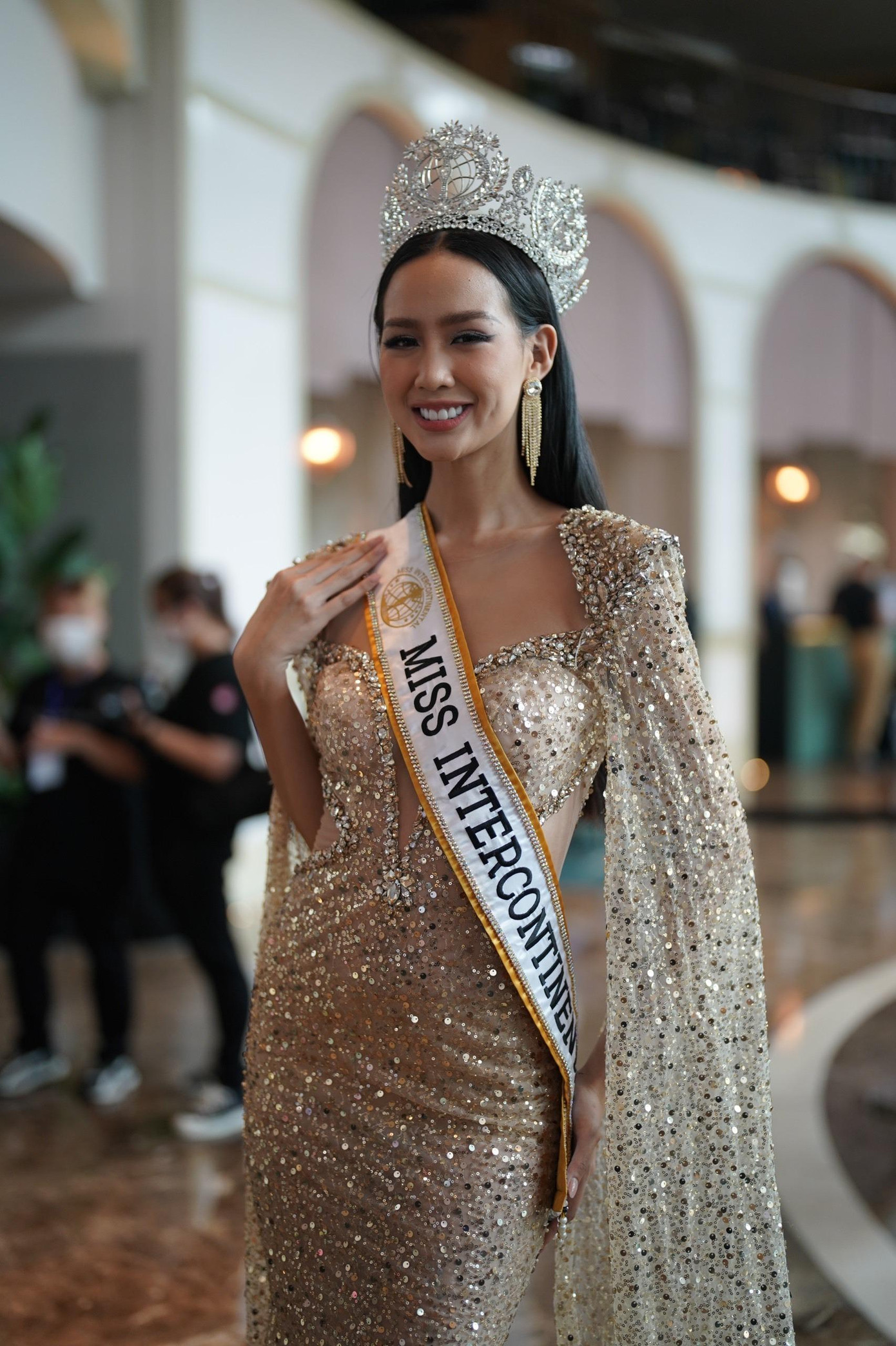 Hoa hậu Liên lục địa Bảo Ngọc đội vương miện trị giá 8 tỷ đồng đến họp báo chung khảo Hoa hậu Việt Nam. Người đẹp gây ấn tượng với thiết kế đính đá cầu kỳ. Tại Hoa hậu Việt Nam 2022, Bảo Ngọc đảm nhận vai trò thành viên ban giám khảo.