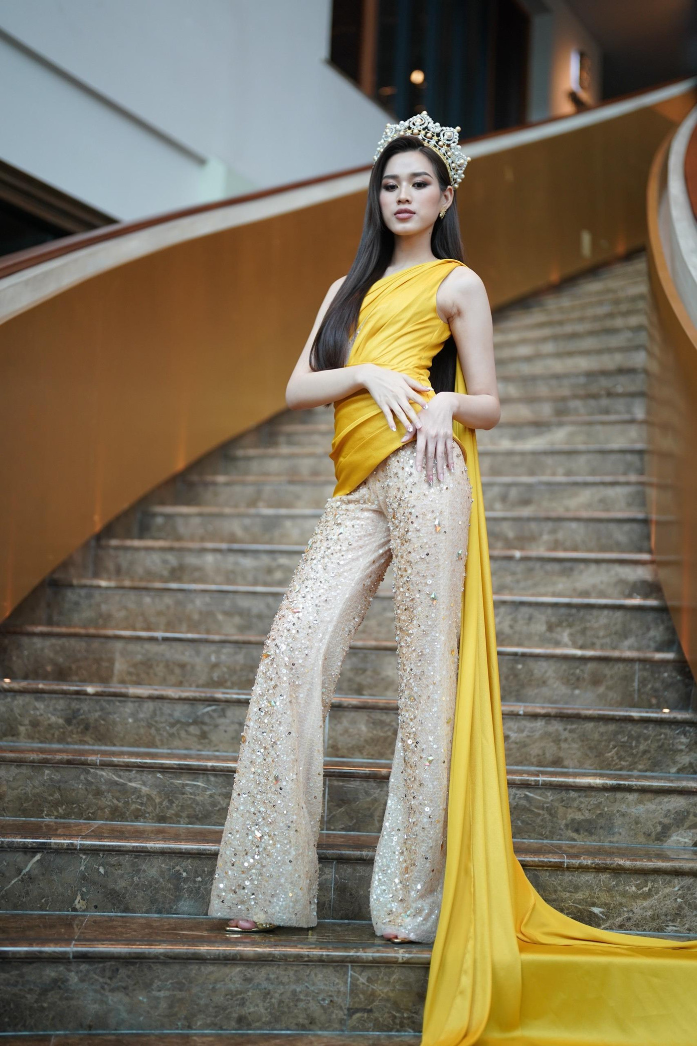 Đương kim Hoa hậu Việt Nam Đỗ Thị Hà gây ấn tượng với thiết kế áo liền quần ấn tượng. Người đẹp sinh năm 2001 dự họp báo chung khảo Hoa hậu Việt Nam 2022 với chiếc vương miện lấy cảm hứng từ chủ đề Thập kỷ hương sắc.