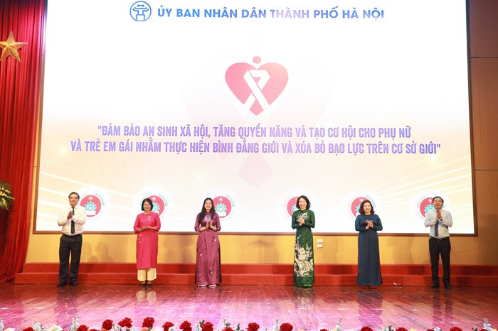 Các đại biểu thực hiện nghi thức phát động Tháng hành động vì bình đẳng giới Các đại biểu thực hiện nghi thức phát động Tháng hành động vì bình đẳng giới