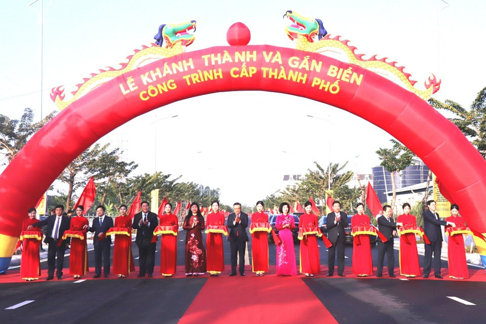 Chủ tịch UBND thành phố Hà Nội Trần Sỹ Thanh cắt băng khánh thành dự án “Xây dựng tuyến đường nối tiếp đường phía Đông khu hành chính quận Hoàng Mai đến đường Tam Trinh. Chủ tịch UBND thành phố Hà Nội Trần Sỹ Thanh cắt băng khánh thành dự án “Xây dựng tuyến đường nối tiếp đường phía Đông khu hành chính quận Hoàng Mai đến đường Tam Trinh.