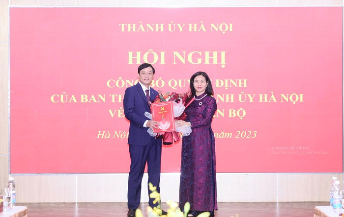 Phó Bí thư Thường trực Thành ủy Hà Nội Nguyễn Thị Tuyến trao quyết định bổ nhiệm cán bộ cho ông Nguyễn Văn Dũng.