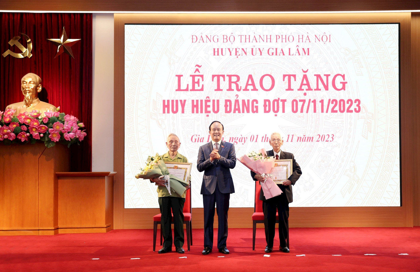 Phó Bí thư Thành ủy Hà Nội Nguyễn Ngọc Tuấn trao Huy hiệu Đảng tặng đảng viên lão thành huyện Gia Lâm.
