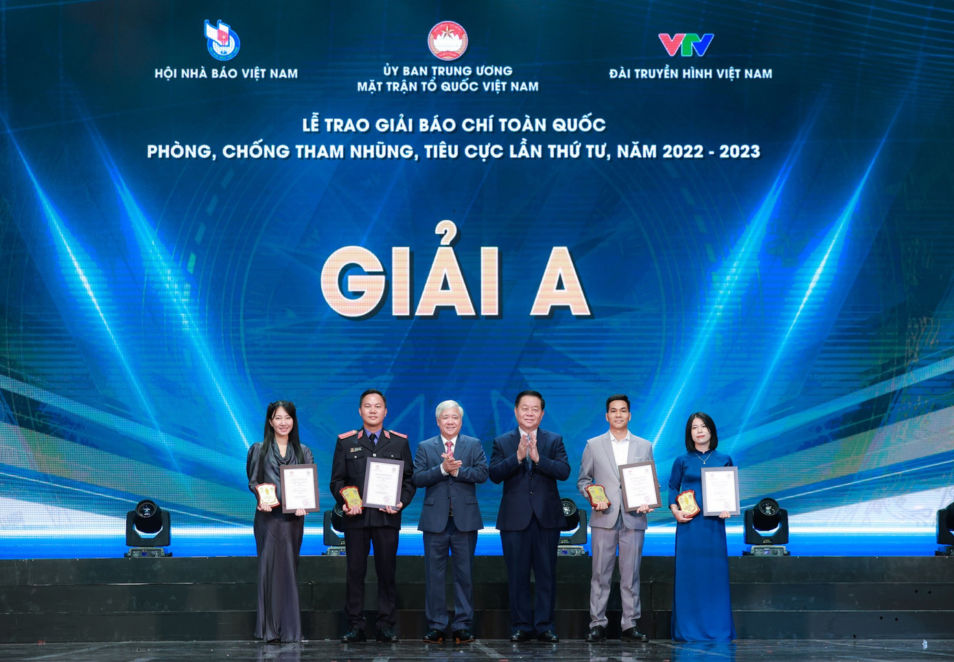 Trưởng Ban Tuyên giáo Trung ương Nguyễn Trọng Nghĩa (thứ 3 từ phải sang) và ông Đỗ Văn Chiến (thứ 3 từ trái sang), Chủ tịch Ủy ban Trung ương MTTQ Việt Nam trao giải A cho các tác giả đoạt giải. Ảnh: Quang Vinh