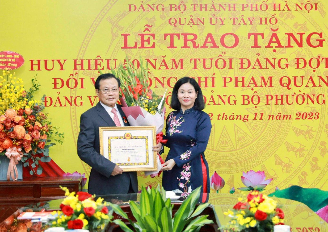 Phó Bí thư Thường trực Thành ủy Hà Nội Nguyễn Thị Tuyến trao tặng huy hiệu 50 năm tuổi Đảng tới ông Phạm Quang Nghị Phó Bí thư Thường trực Thành ủy Hà Nội Nguyễn Thị Tuyến trao tặng huy hiệu 50 năm tuổi Đảng tới ông Phạm Quang Nghị
