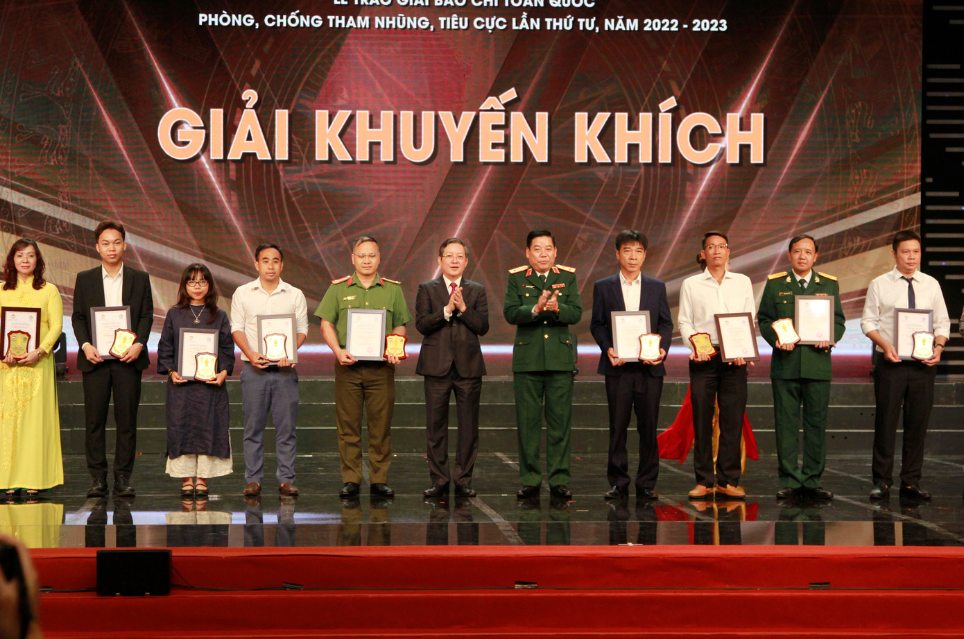 Ban Tổ chức trao giải cho các tác giả đoạt giải Khuyến khích