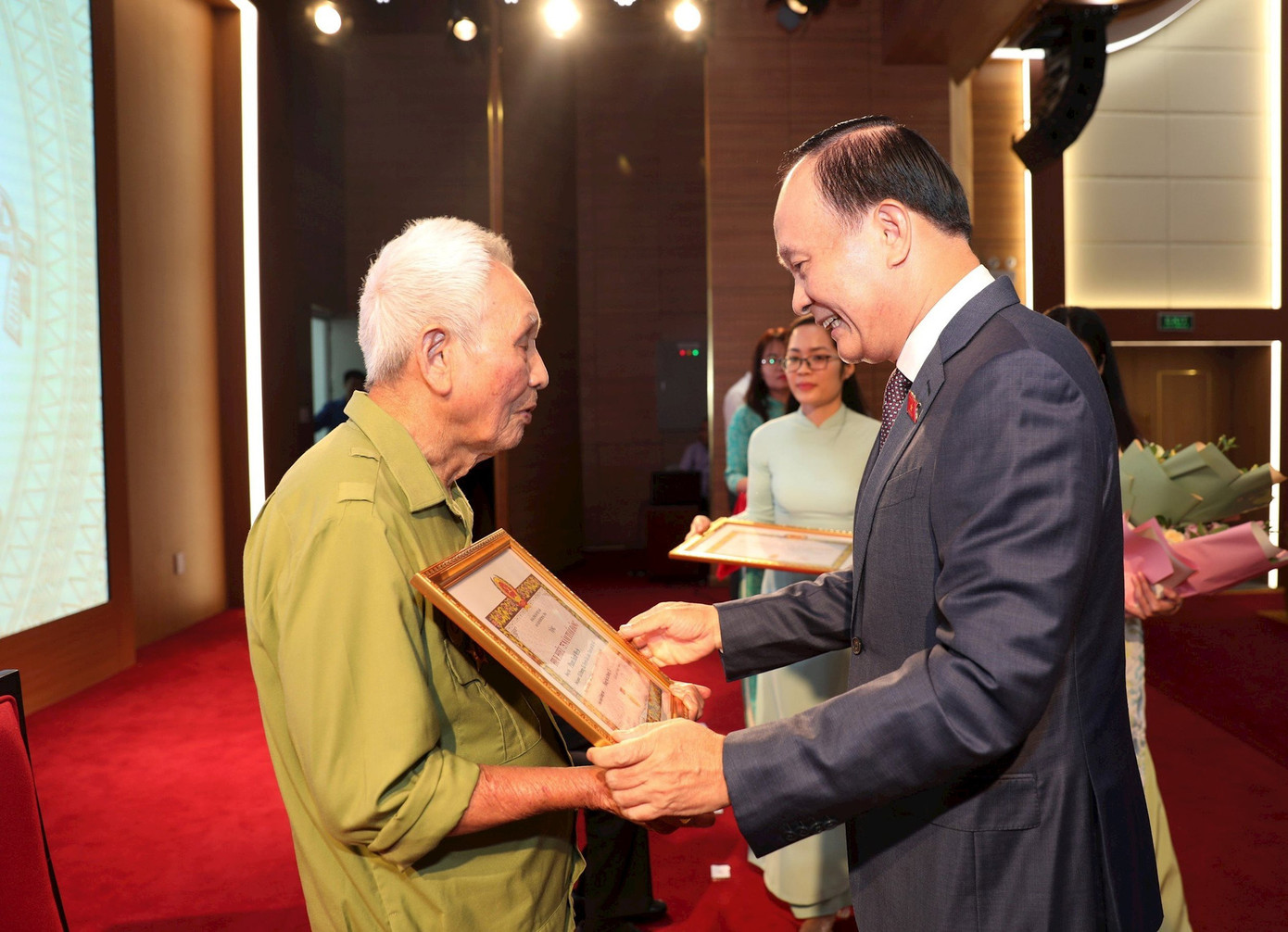 Phó Bí thư Thành ủy Hà Nội Nguyễn Ngọc Tuấn trao Huy hiệu Đảng tặng đảng viên lão thành huyện Gia Lâm.